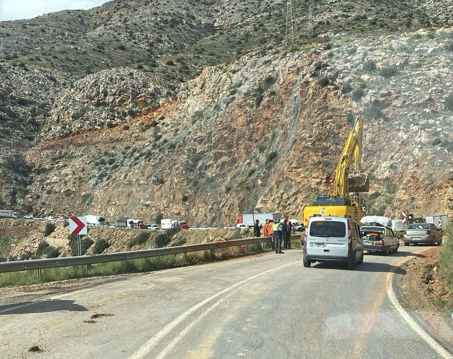 ALANYA-MERSİN YOLU ÇÖKTÜ