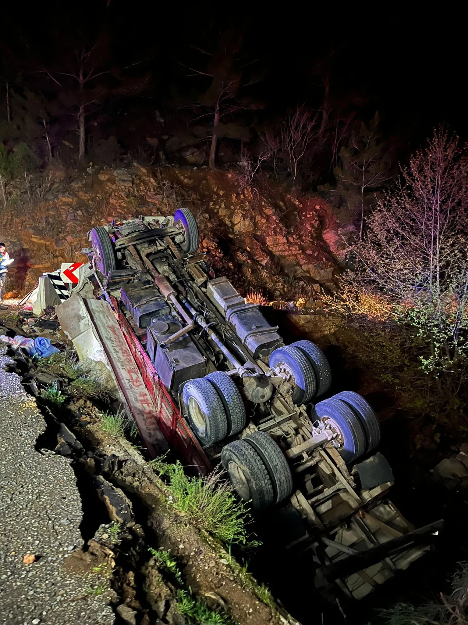 KAMYON ŞARAMPOLE UÇTU, 1 KİŞİ YAŞAMINI YİTİRDİ