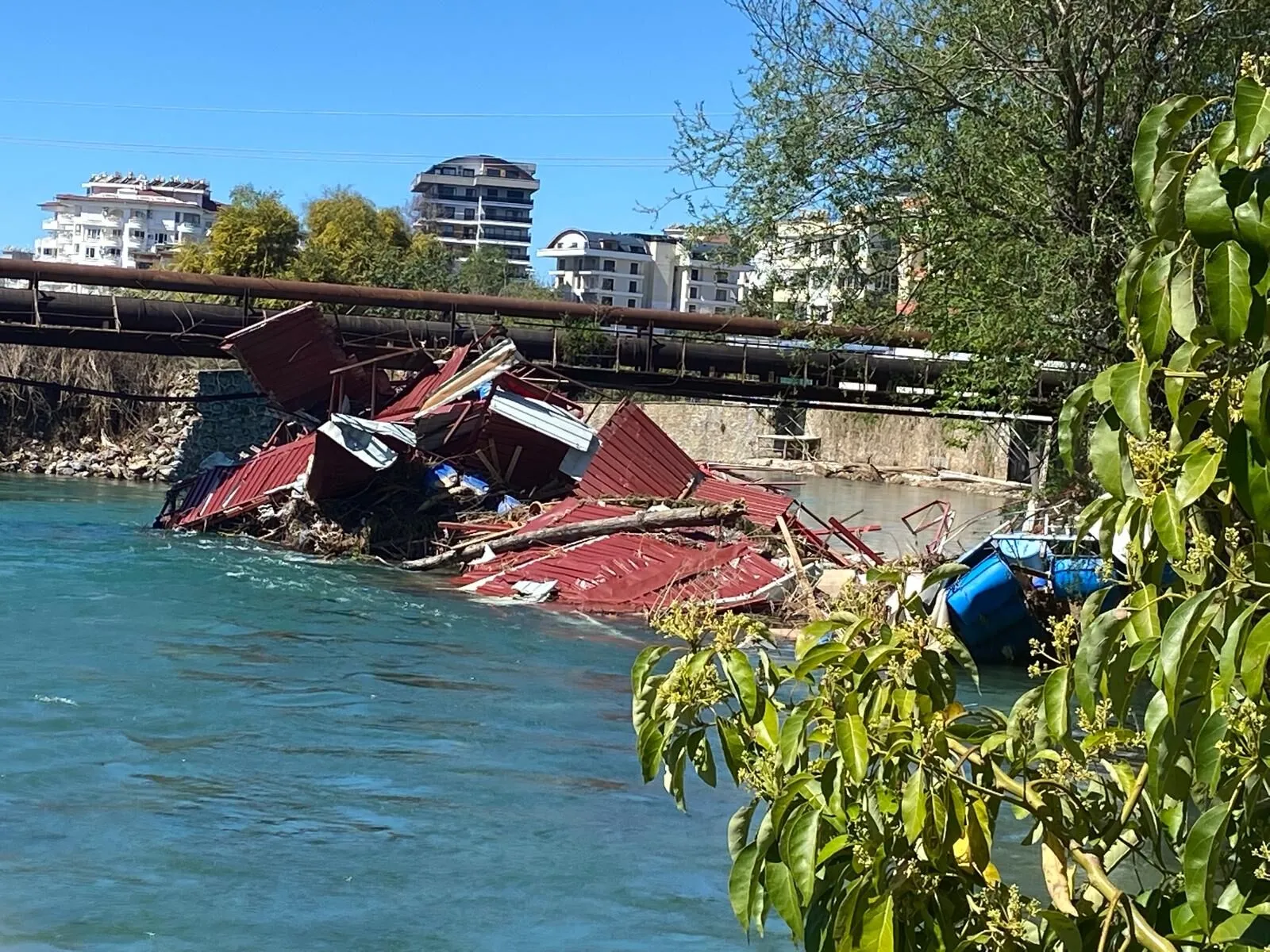 DİM ÇAYI'NDA RİSK OLUŞUYOR
