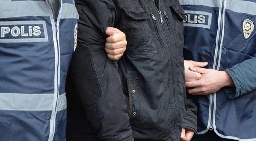 FİRARİ HÜKÜMLÜ POLİSTEN KAÇAMADI