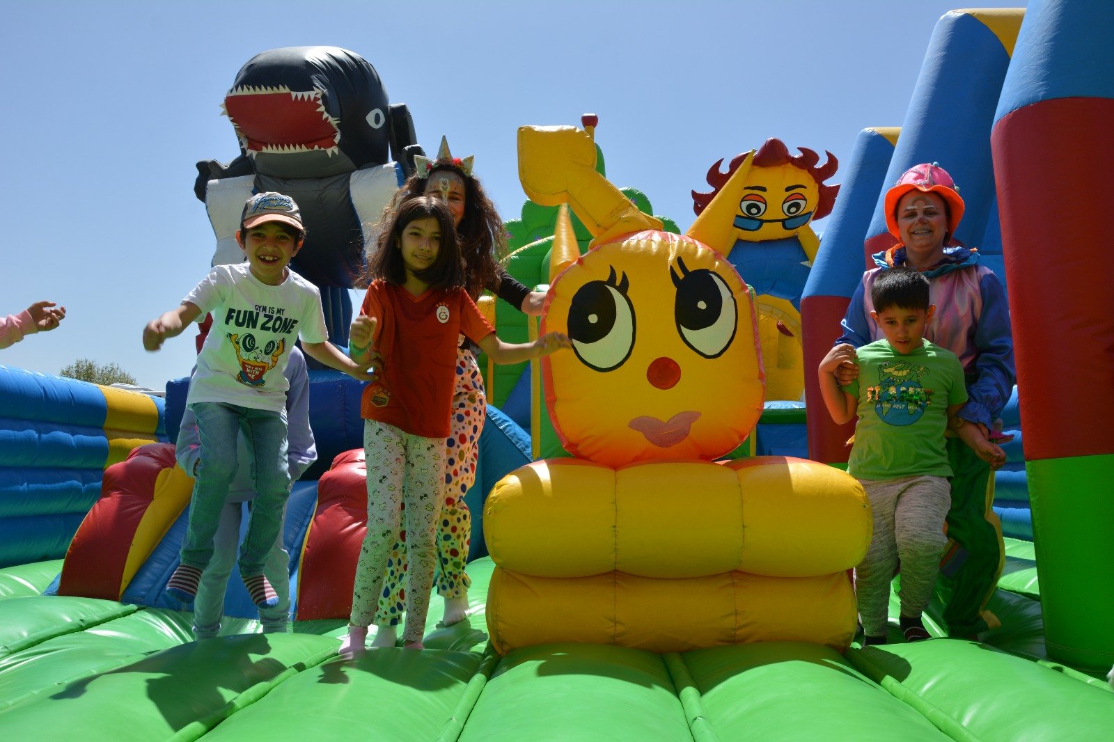 KOMŞUDA ŞENLİK VAR