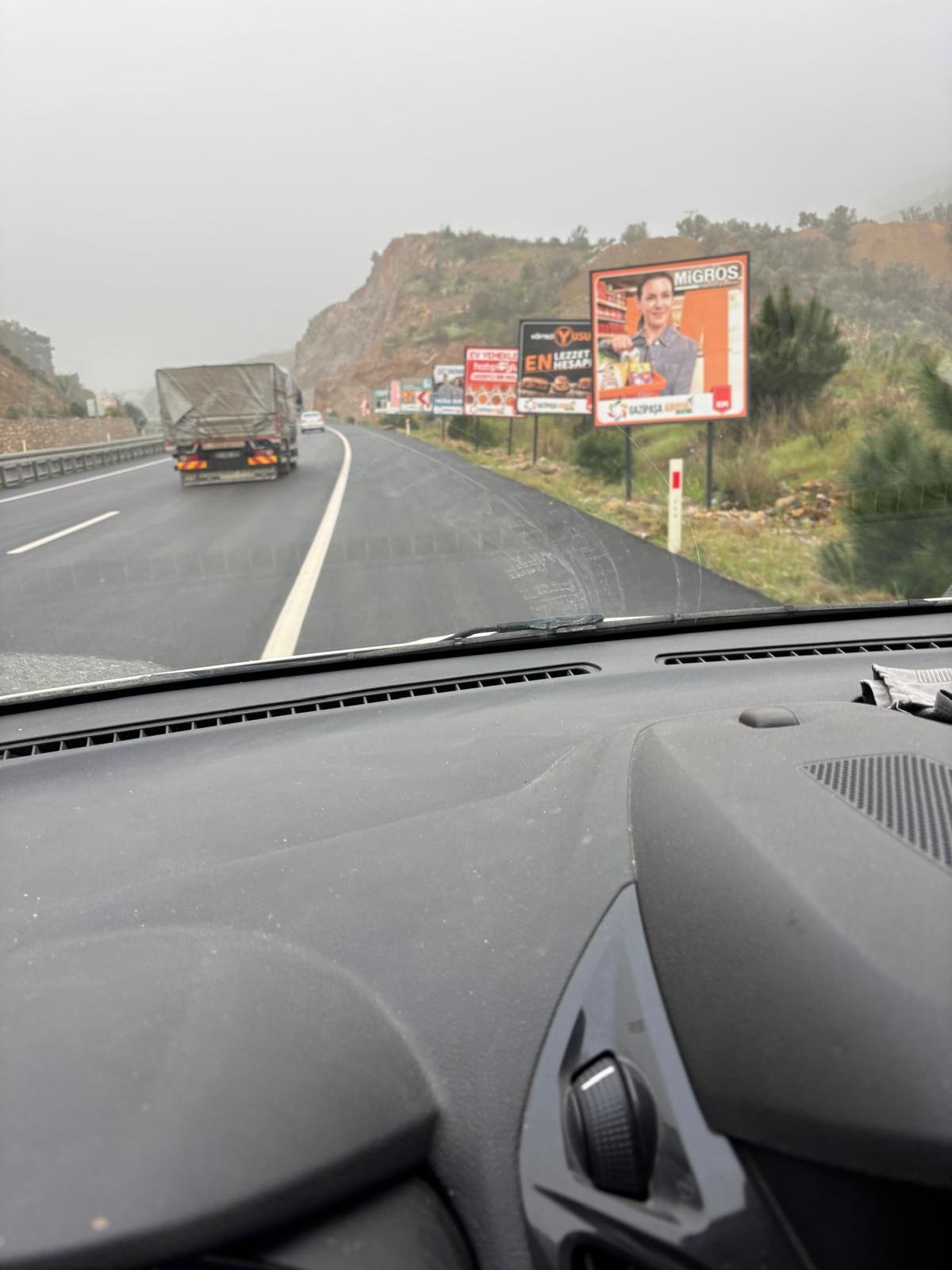 D400'Ü TABELA ÇÖPLÜĞÜNE DÖNÜŞTÜRDÜLER