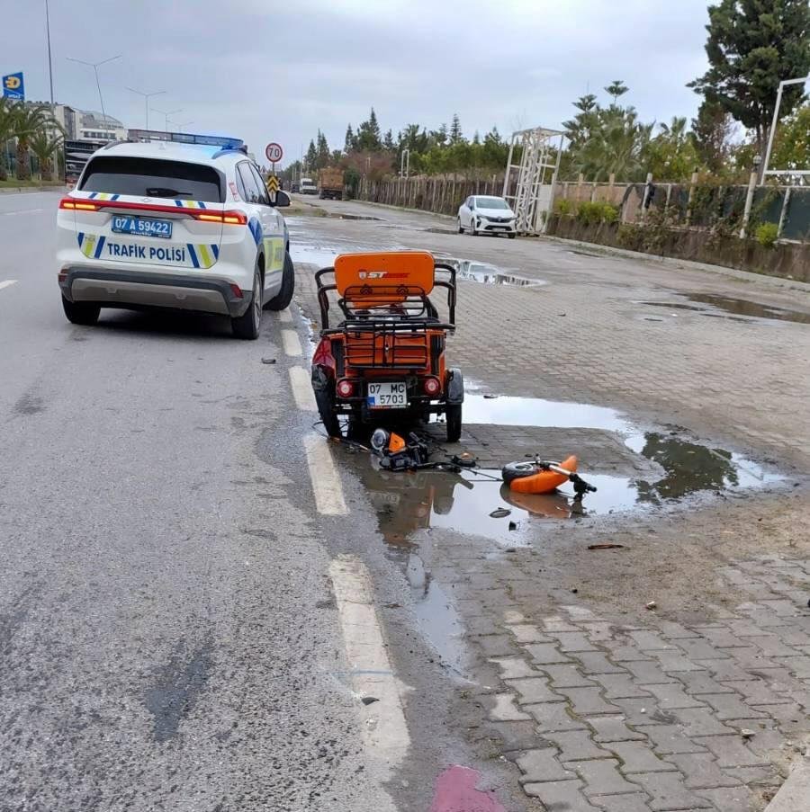 KAMYONLA ÇARPIŞAN ELEKTRİKLİ MOTOSİKLET SÜRÜCÜSÜ YAŞAMINI YİTİRDİ