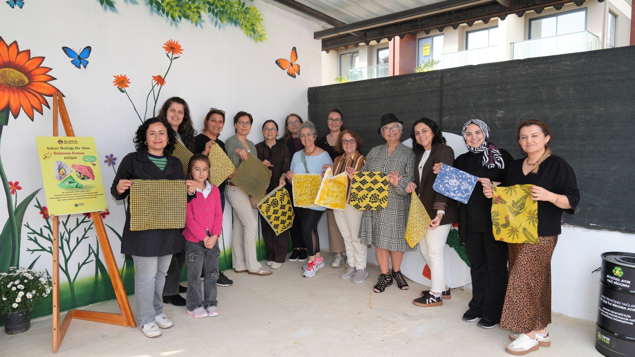 KADINLAR KENDİ BALMUMU KUMAŞLARINI ÜRETTİ