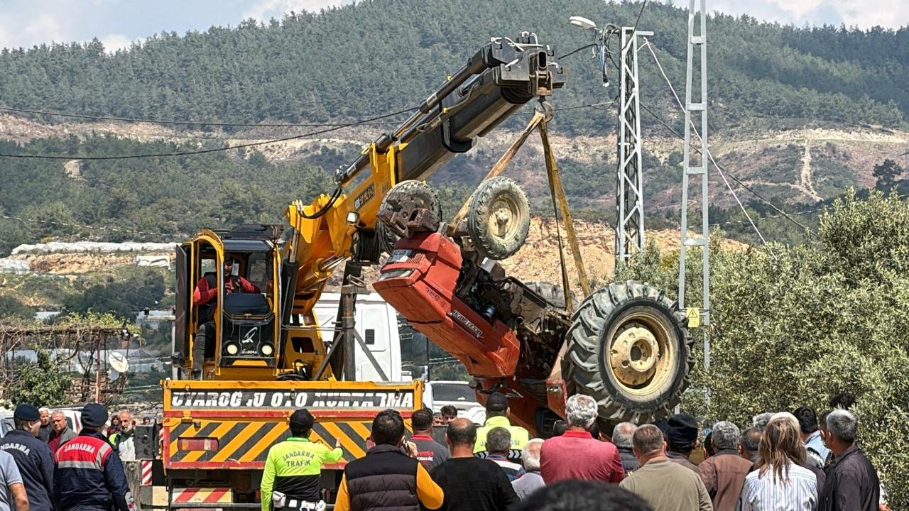 BAHÇEYE DEVRİLEN TRAKTÖRÜN SÜRÜCÜSÜ YAŞAMINI YİTİRDİ