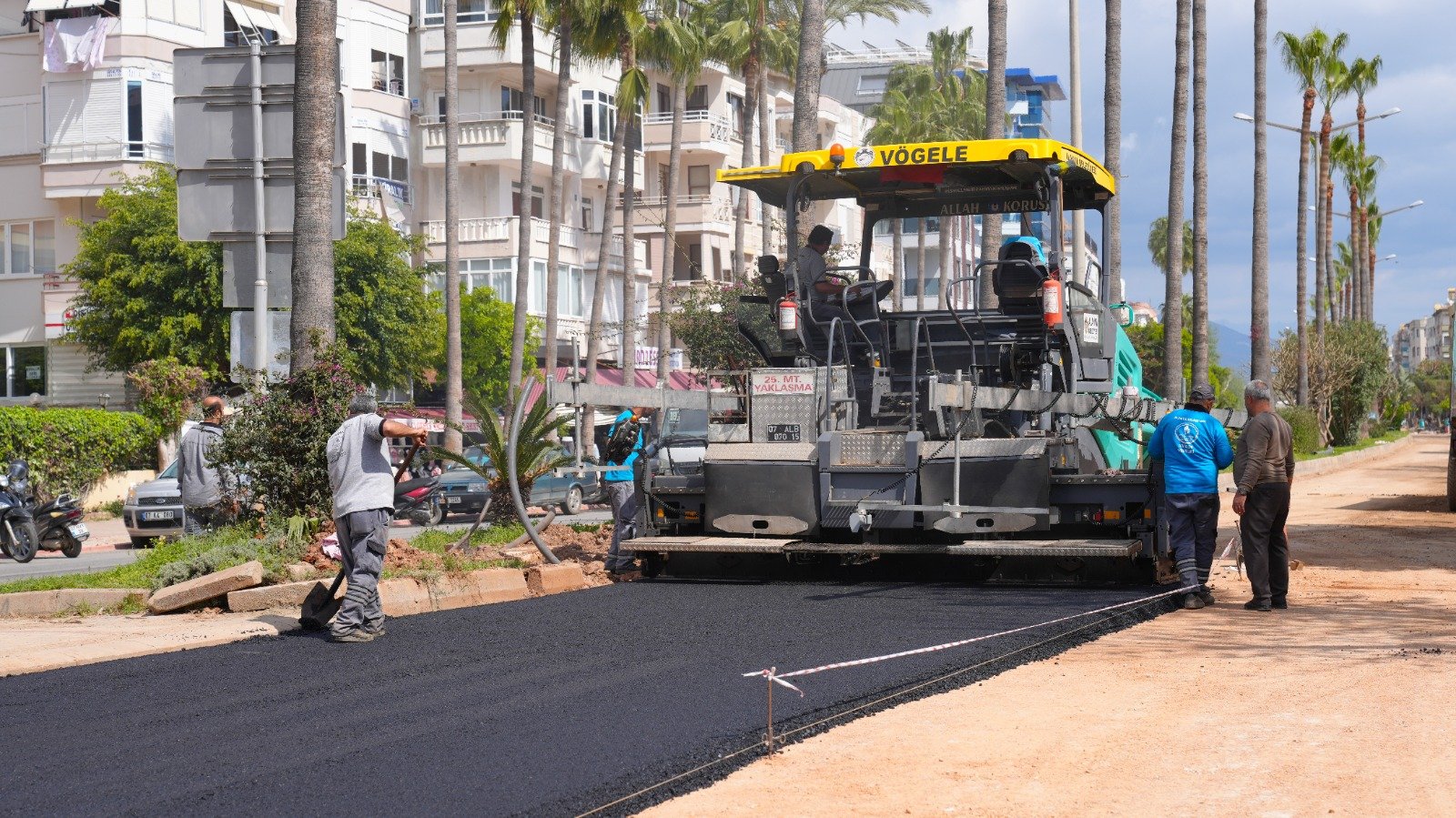 ATATÜRK CADDESİ'NDE ASFALTLAMA BAŞLADI