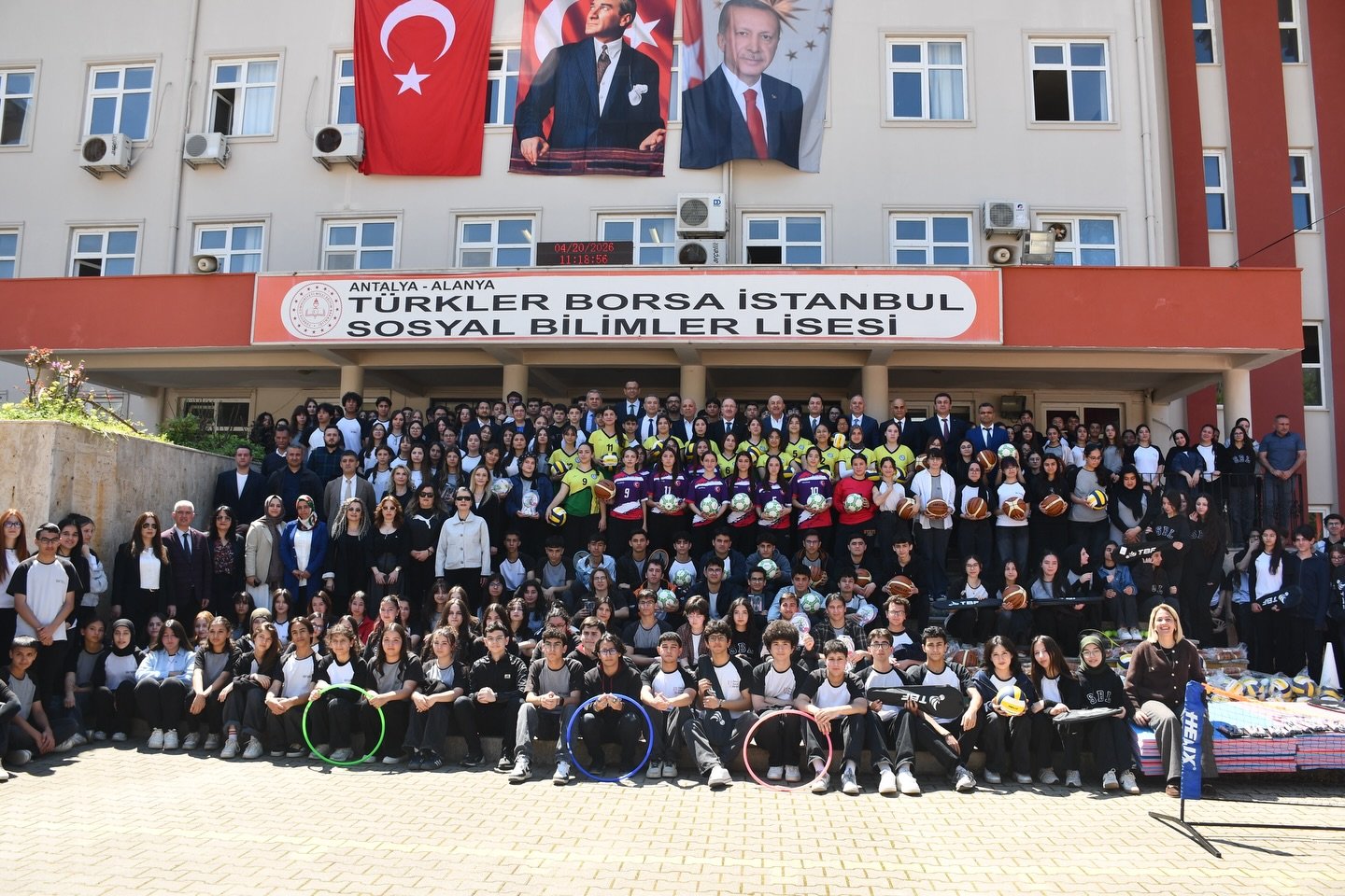 ÇAVUŞOĞLU'NDAN ÖĞRENCİLERE SÜRPRİZ HEDİYE