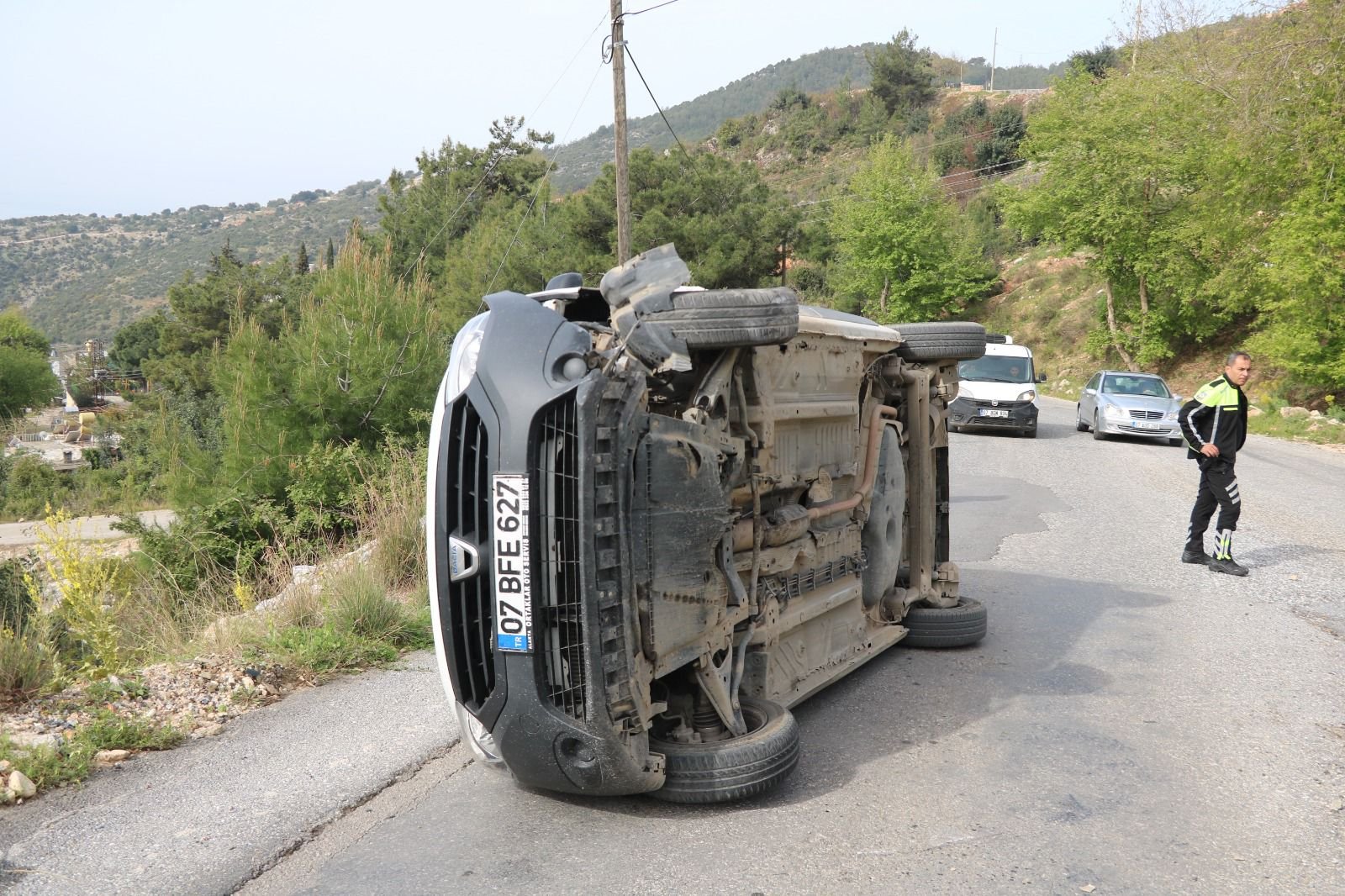 TEPE'DE ARAÇ KAZASI UCUZ ATLATILDI