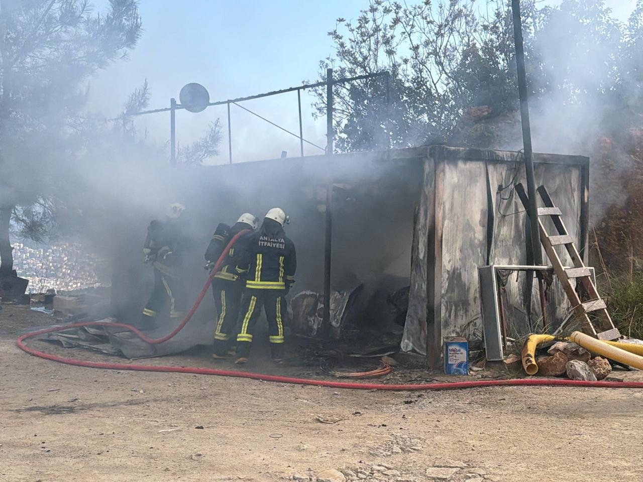 ALANYA'DA İŞÇİLERİN KONTEYNERİ YANDI