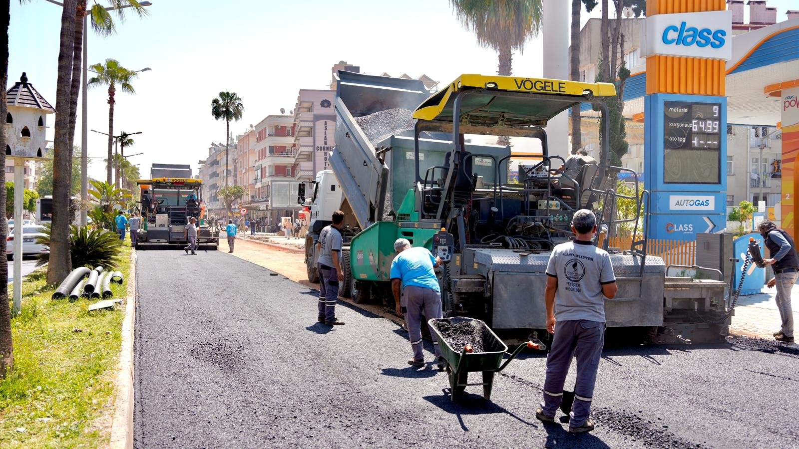 ALANYA BELEDİYESİ, ATATÜRK CADDESİ'NDE HIZ KESMİYOR
