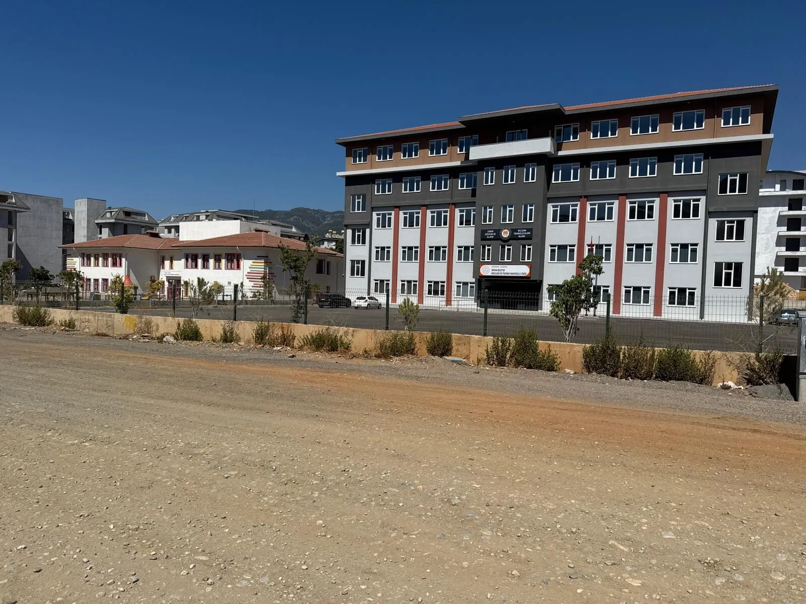 ALANYA'DA İKİ OKUL AÇILIŞI ERTELENDİ