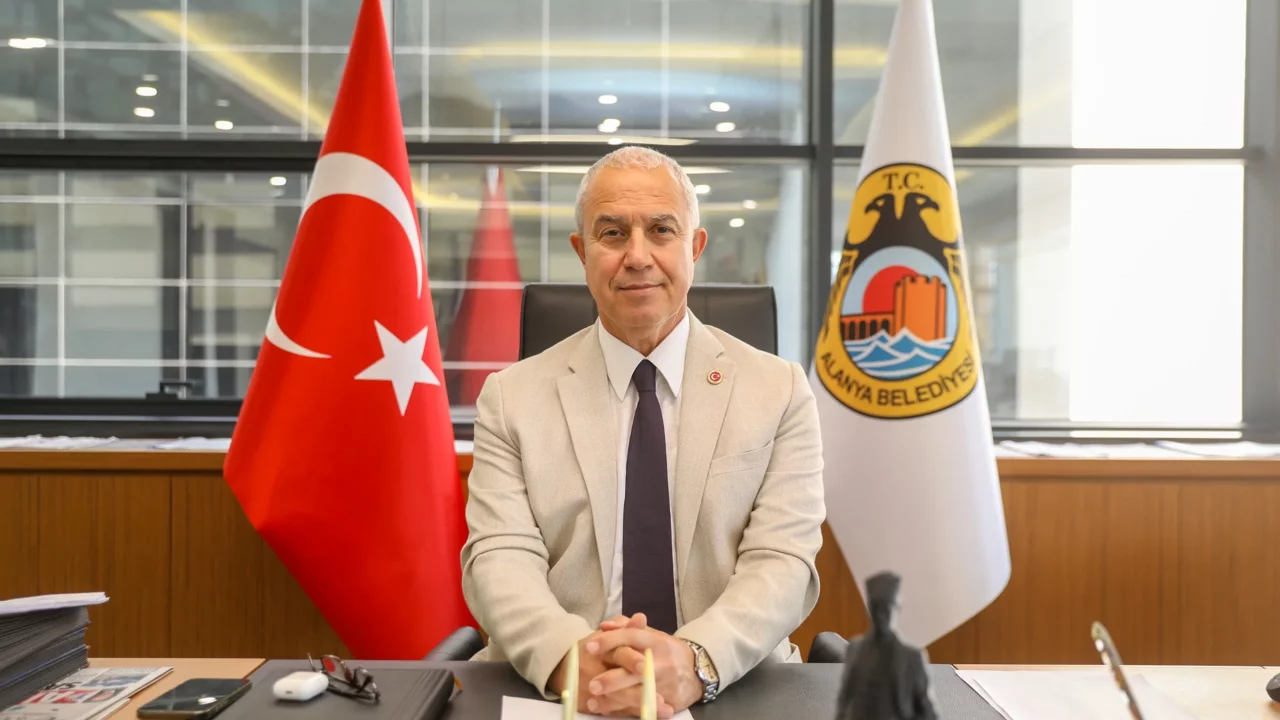 ÖZÇELİK'İN HİZMETLERİNE ELEŞTİRİ