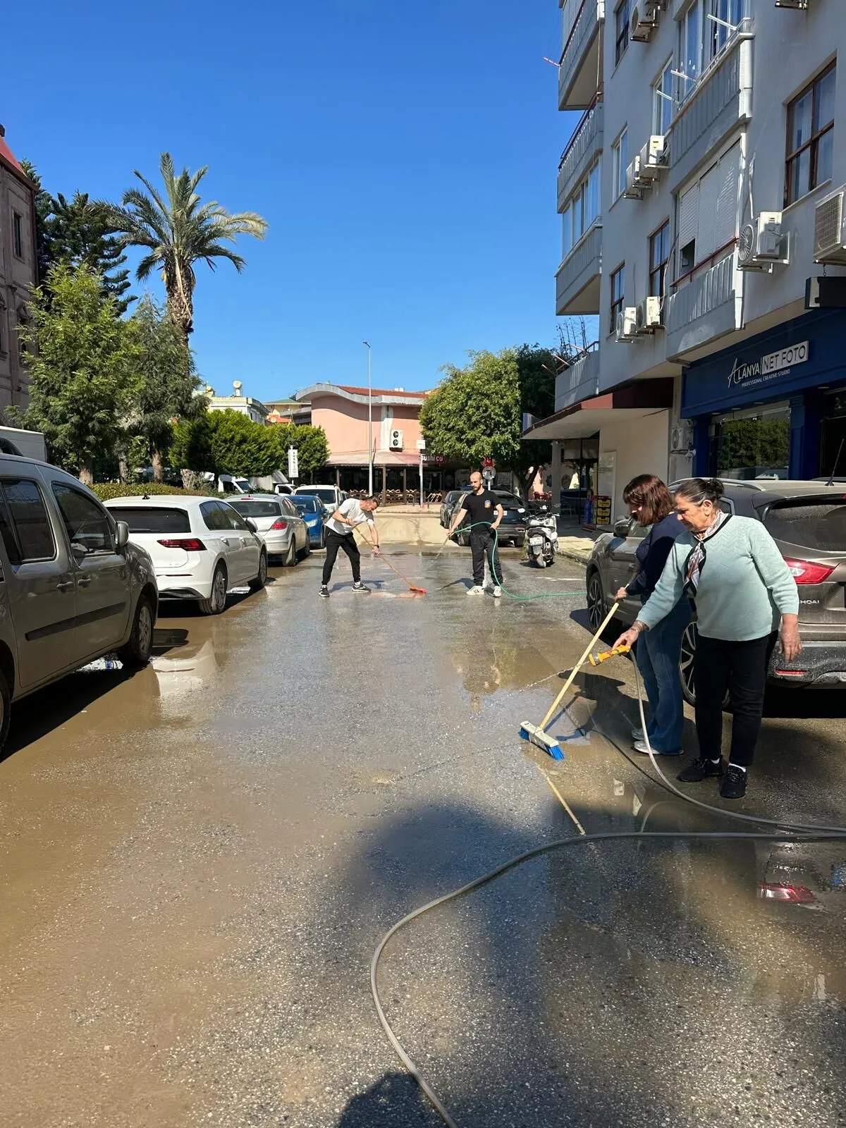 BELEDİYE BAKIYOR VATANDAŞ TEMİZLİYOR
