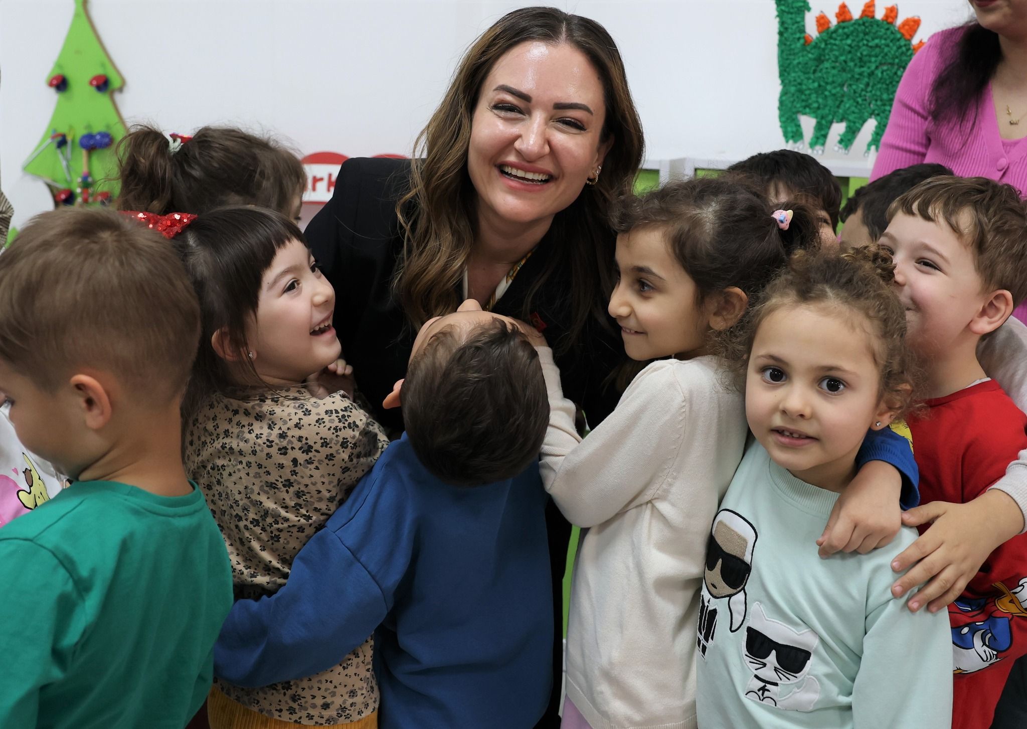 BÜŞRA ÖZDEMİR ÇOCUKLARLA İLGİLENDİ
