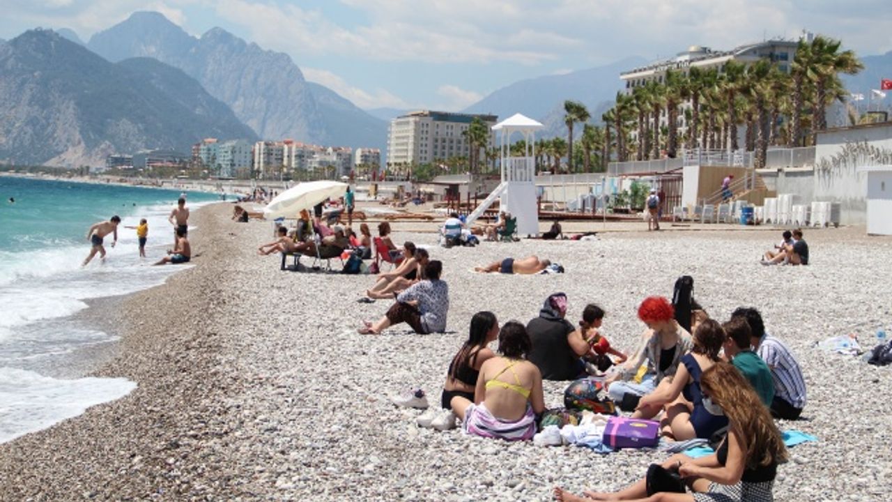17 günün ardından Antalya sahillerinde maske kuralı unutuldu