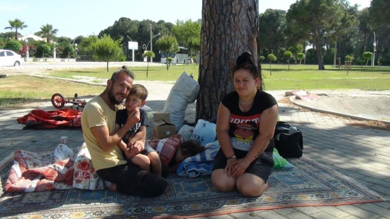 Aileleriyle tartışıp evden kovuldular, parkta yaşamaya başladılar