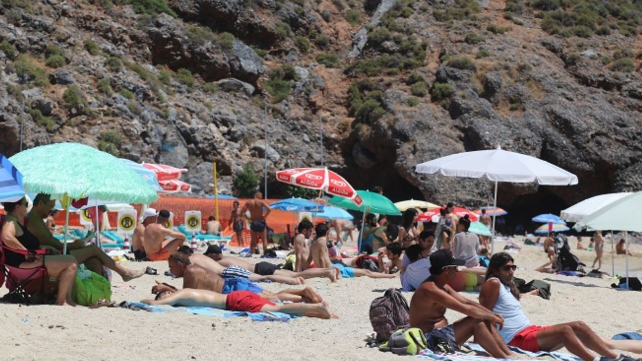 Alanya'da aşırı nem ve sıcak havayı fırsat bilenler sahillere akın etti