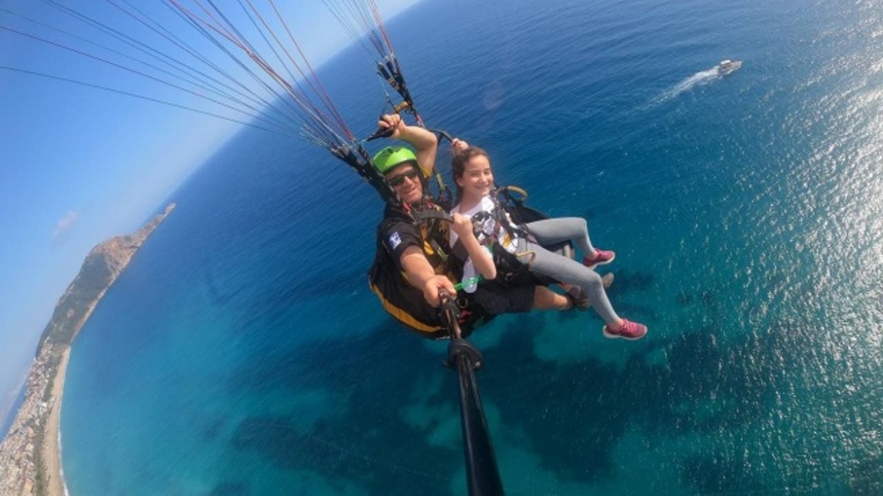 Alanya semaları yamaç paraşütü yapan gençlerle süslendi