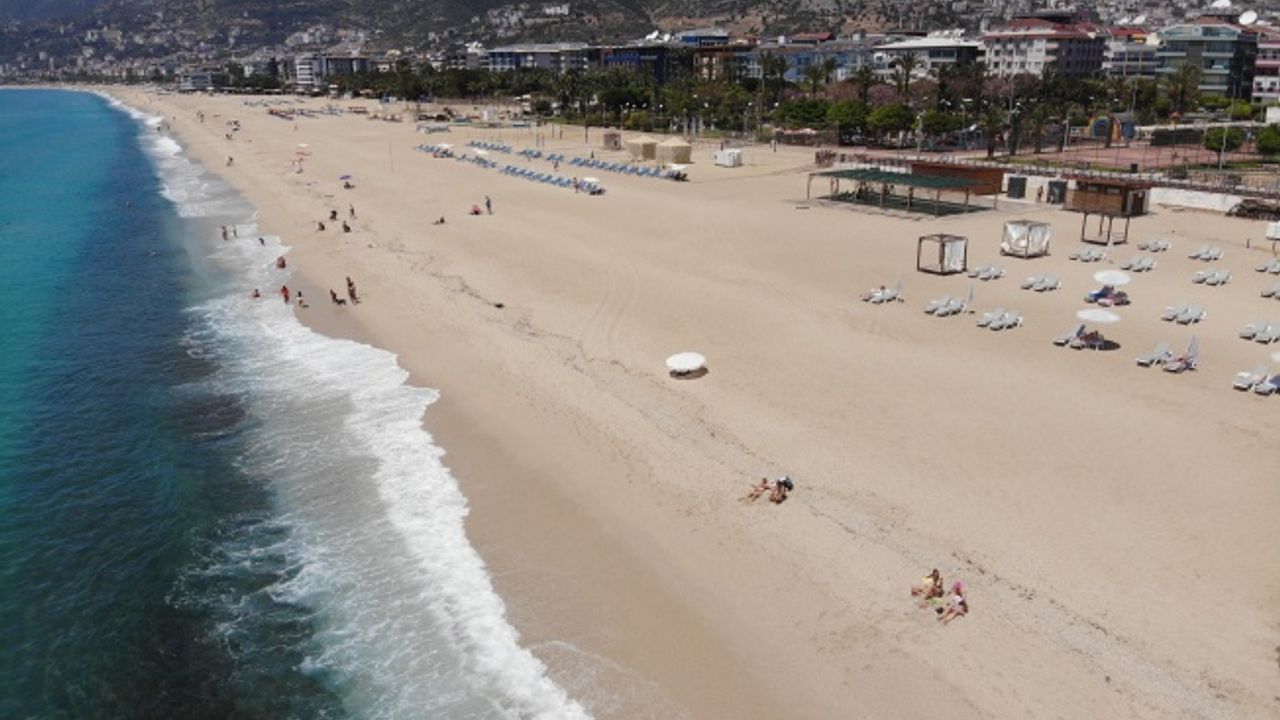 Alanya’da kısıtlamadan muaf turistler plajları doldurdu
