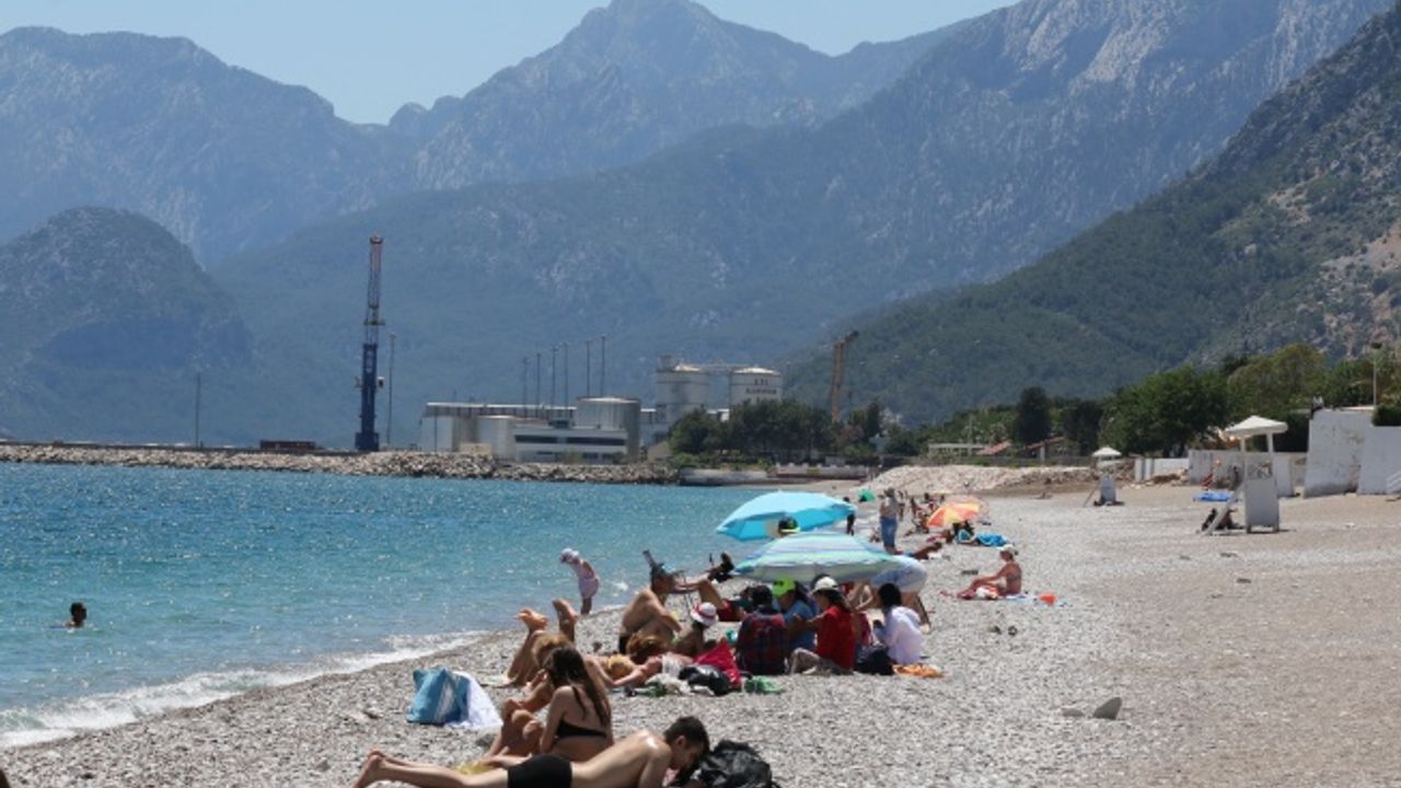 Antalya Mayıs ayını zirvede kar, sahilde deniz keyfiyle yaşıyor