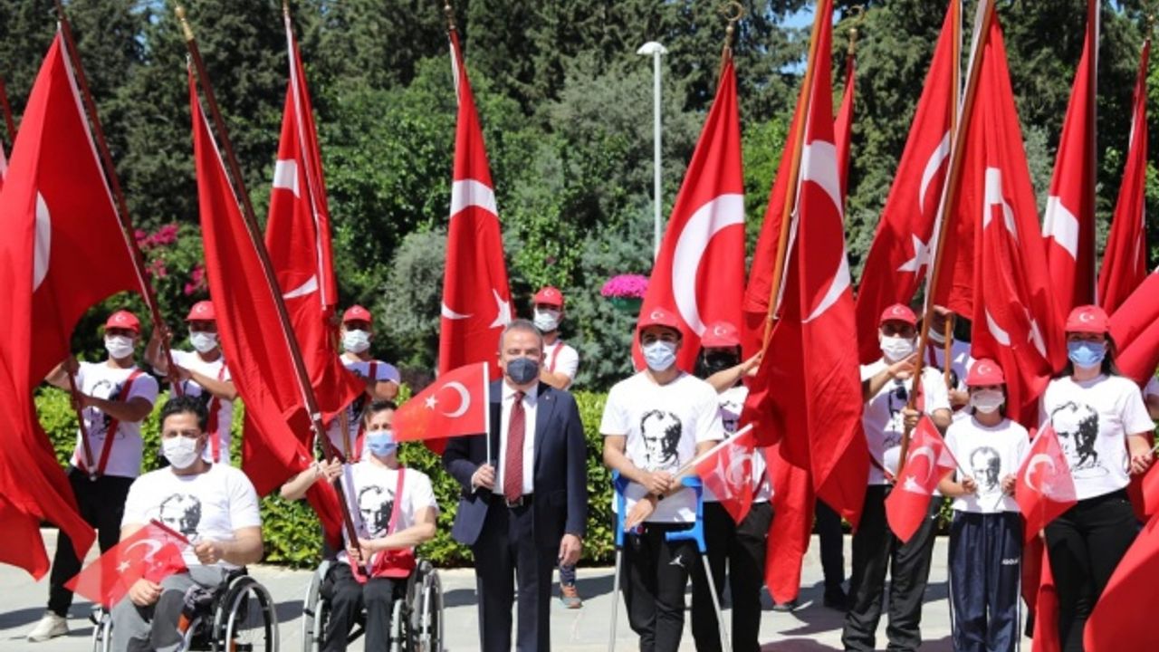 Başkan Böcek Atatürk Anıtına çelenk sundu