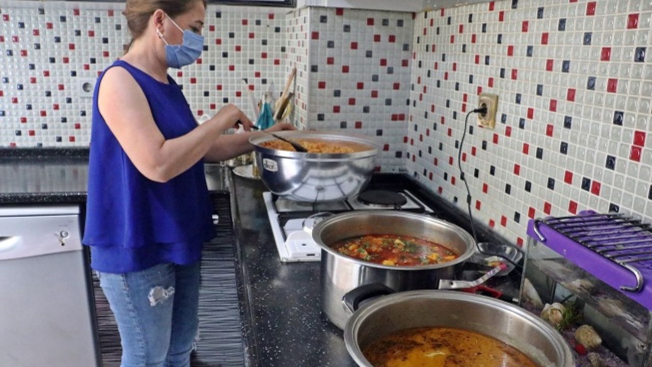 Bu mahallede her gün bir kadın 'komşuluk' için 30 kişilik yemek yapıyor