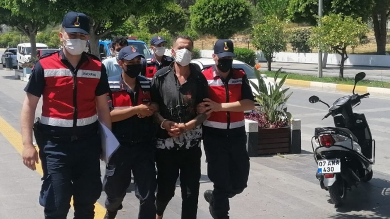 Darp ettikleri komşularını bıçaklayarak öldüren 2 şüpheli adliyede