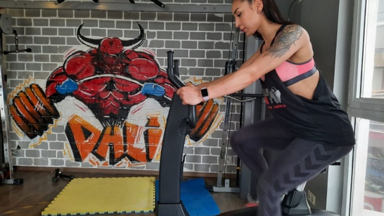 Duruş bozukluğu için spora başlayan genç kadın, fitness milli takım kadrosuna girdi