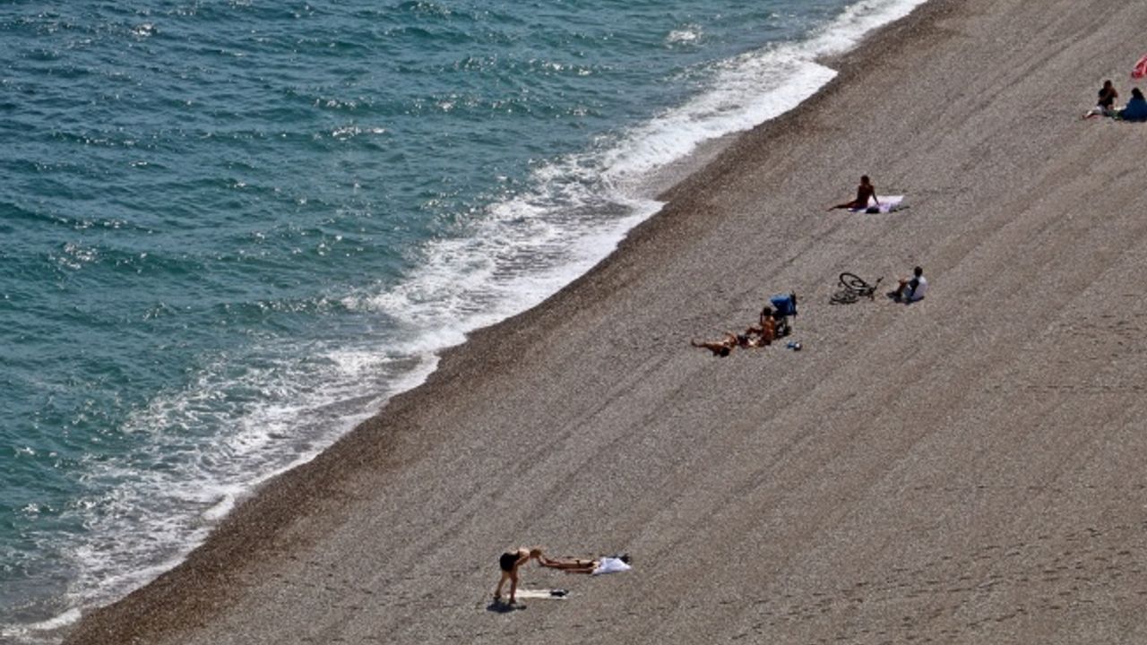 Güneşli ve sıcak havanın tadını turistler çıkardı