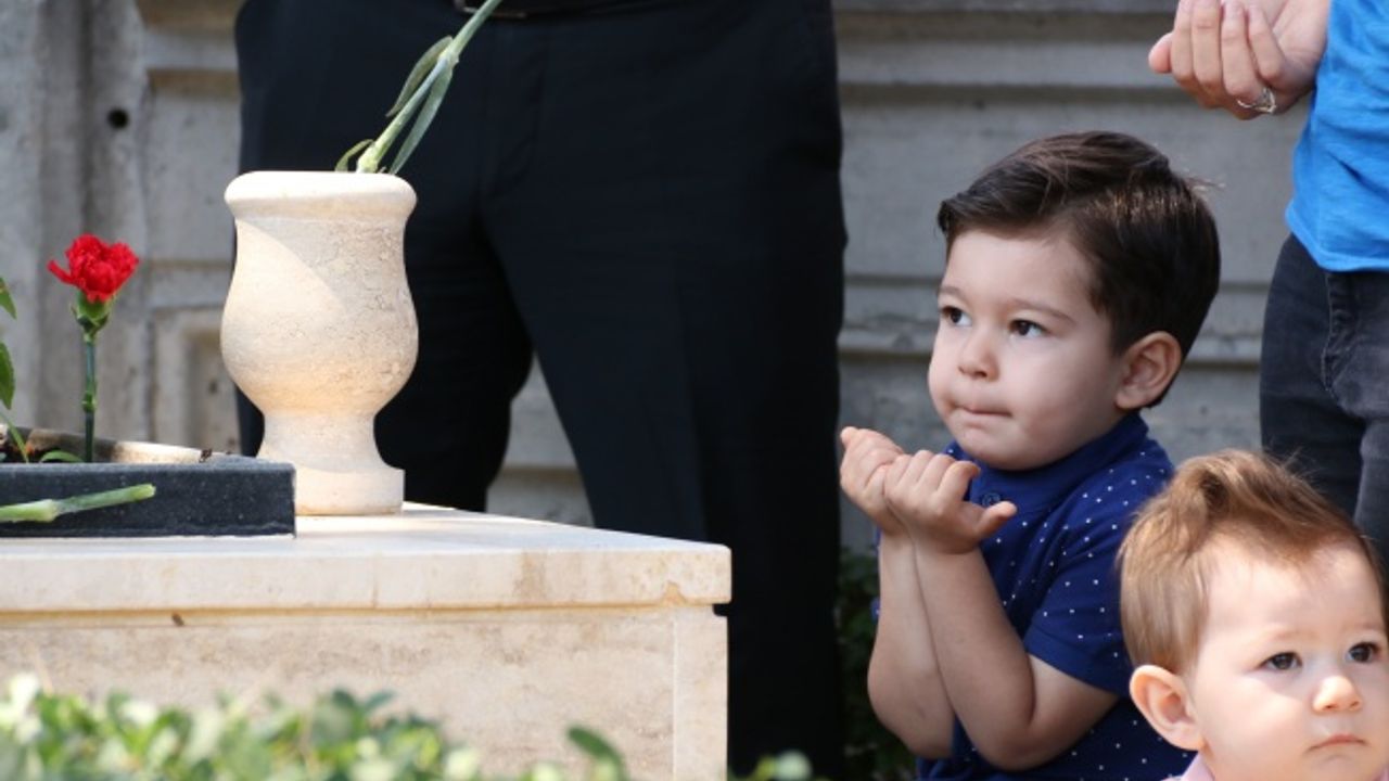 İsmini aldığı şehit dayısına minik elleriyle dua etti
