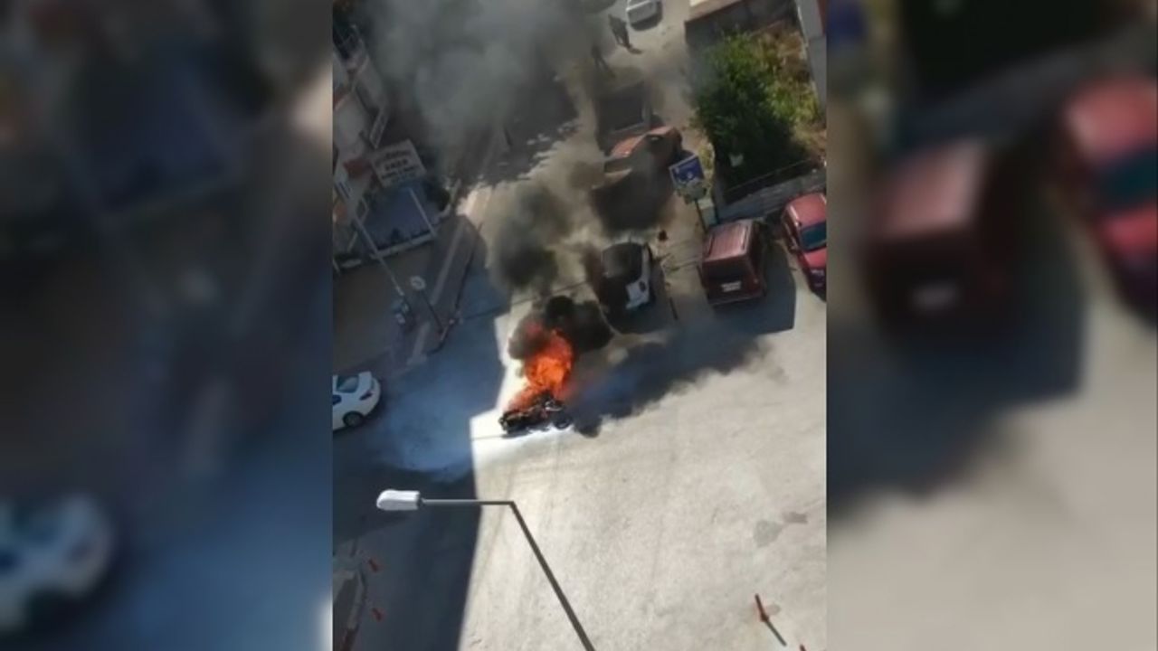 Kaza yapan motosiklet alev alev yandı