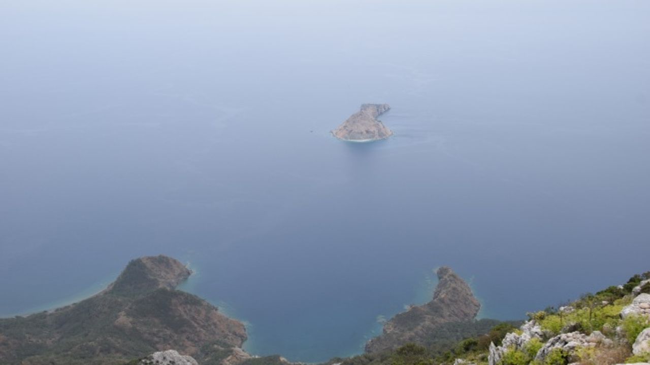 Kıyıdaki hilal ve yıldız benzerliği şaşırtıyor