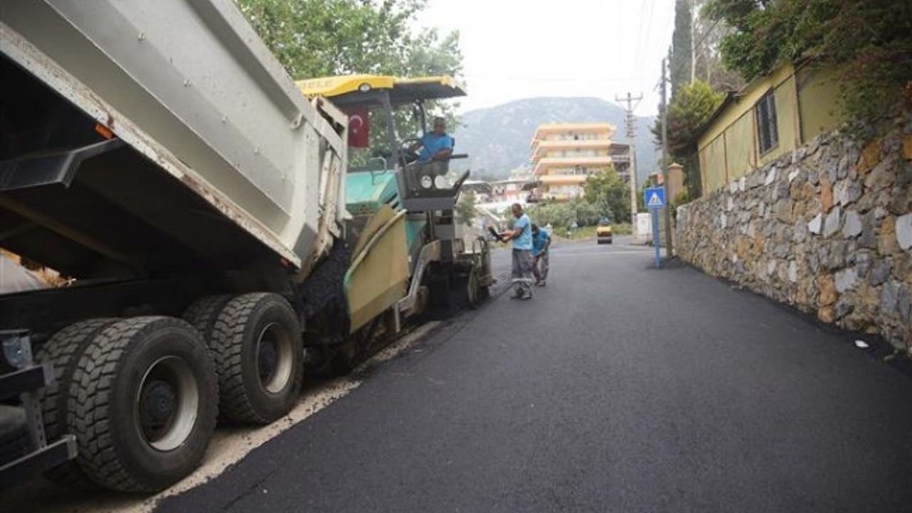 MAHMUTLAR KÜVES VE RECEPLİ’NİN ASFALTI TAMAMLANDI