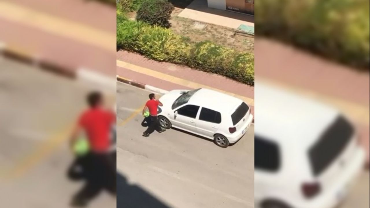 Park halindeki otomobilin camlarını parke taşıyla tuzla buz etti