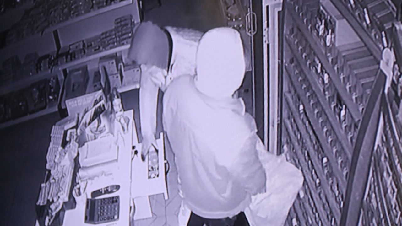 Levye demiri ile açtıkları marketten sigaraları ve paraları torbalara doldurarak çaldılar