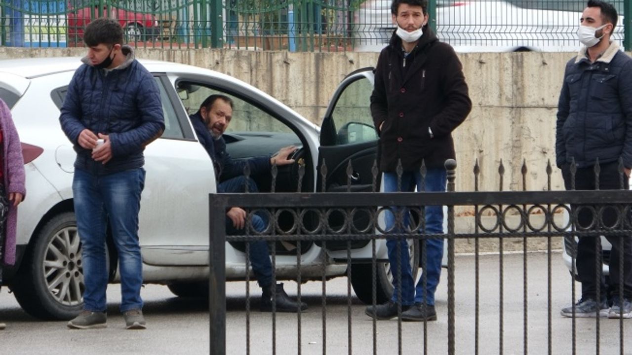 Motosiklet tutkunu genç kazada hayatını kaybetti, acılı baba cenazenin alınmasını araçtan izleyebildi