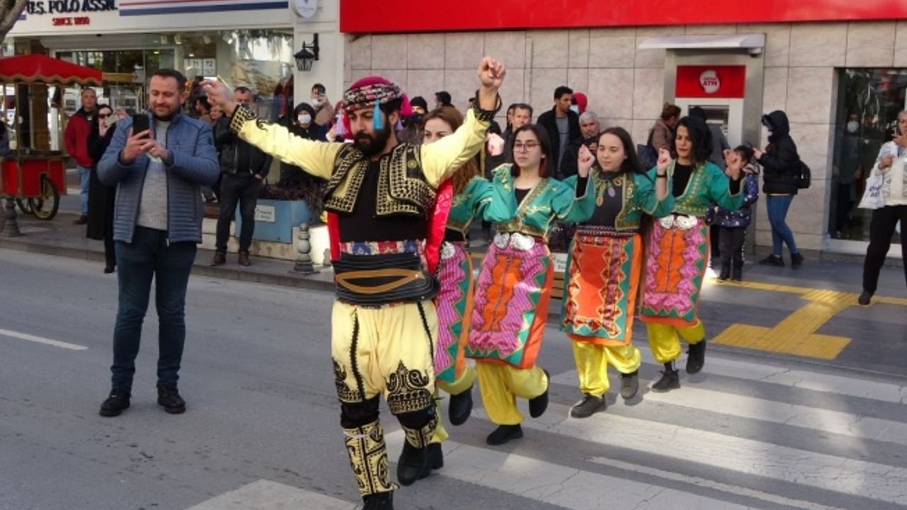 Yaya önceliğine dikkat çekmek için, yaya geçidinde folklor oynadılar