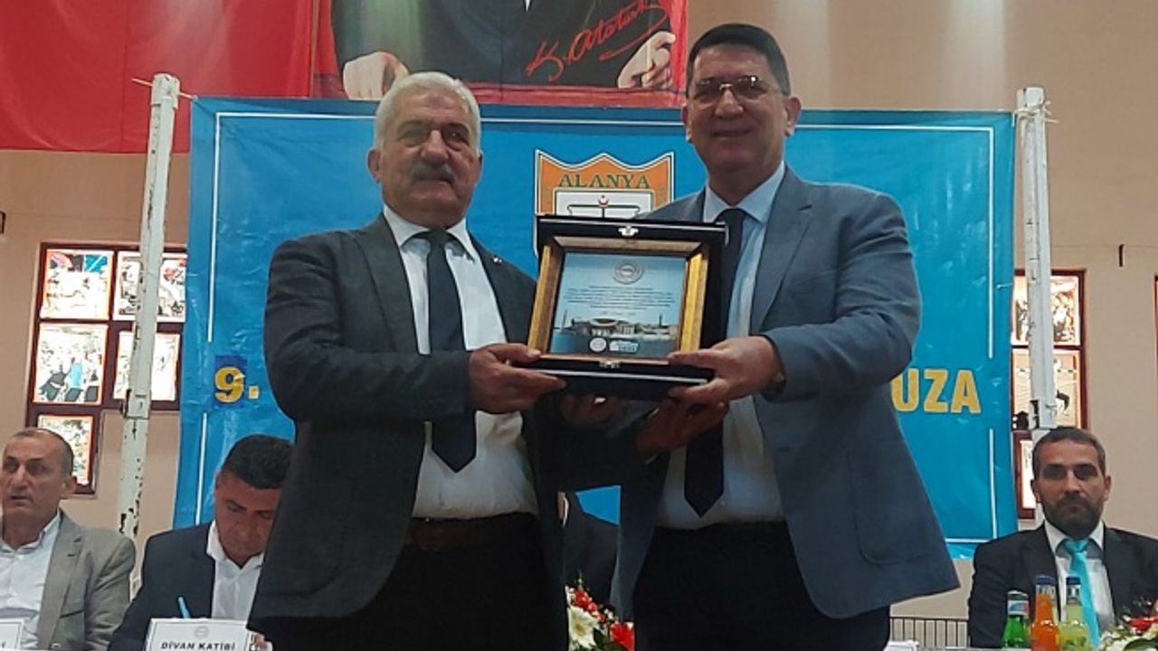 AESOB BAŞKANI'NDAN YİĞİT'E HİZMET PLAKETİ