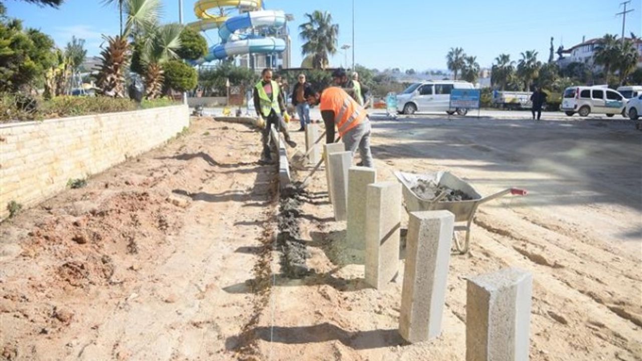 ALANYA BELEDİYESİ TÜRKLER MAHALLESİ’NDE 12 BİN METREKARE PARKE YOL YAPIYOR