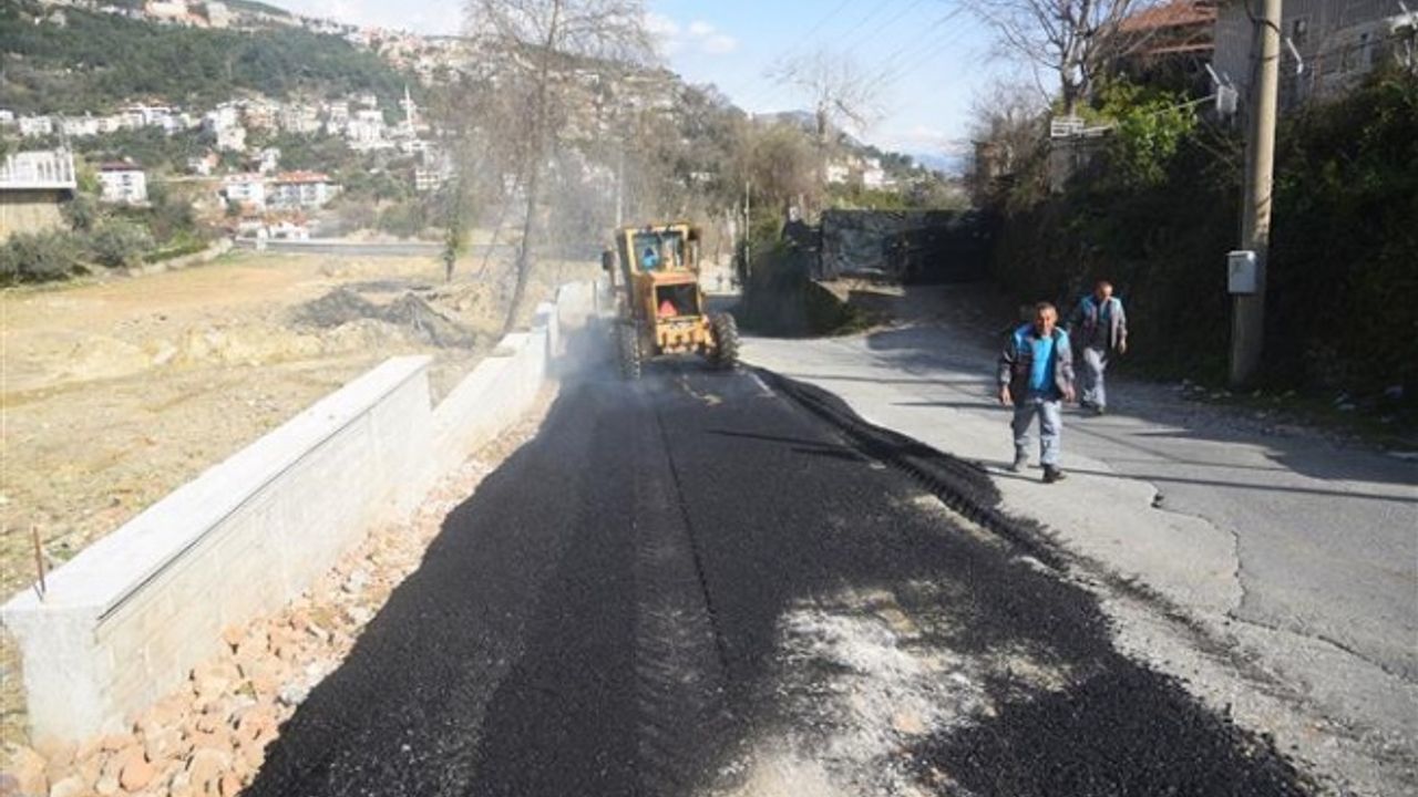 ALANYA BELEDİYESİ’NDEN BOZULAN YOLLARA SICAK ASFALT