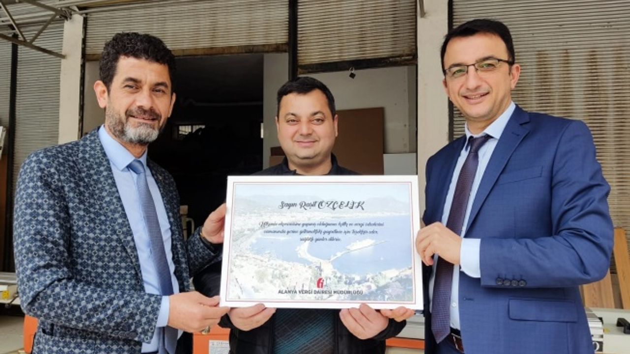 Alanya'da vergisini düzenli ödeyen esnafa teşekkür belgesi