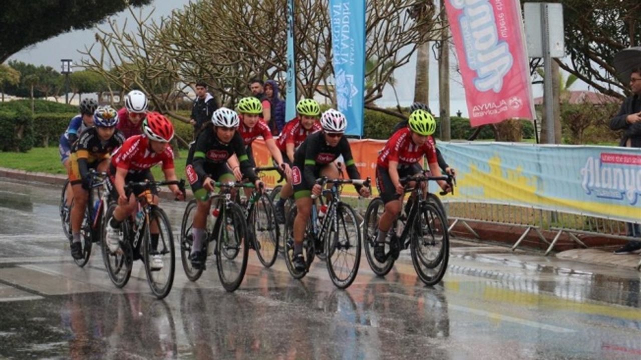 ALANYA’DA PEDALLAR DÜNYA KADINLAR GÜNÜ İÇİN DÖNDÜ
