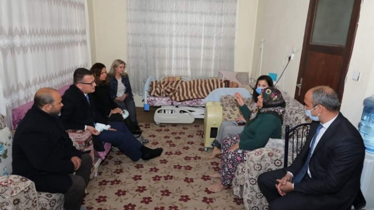 KAYMAKAM ÜRKMEZER GÖKÇE AİLESİNİ ZİYARET ETTİ