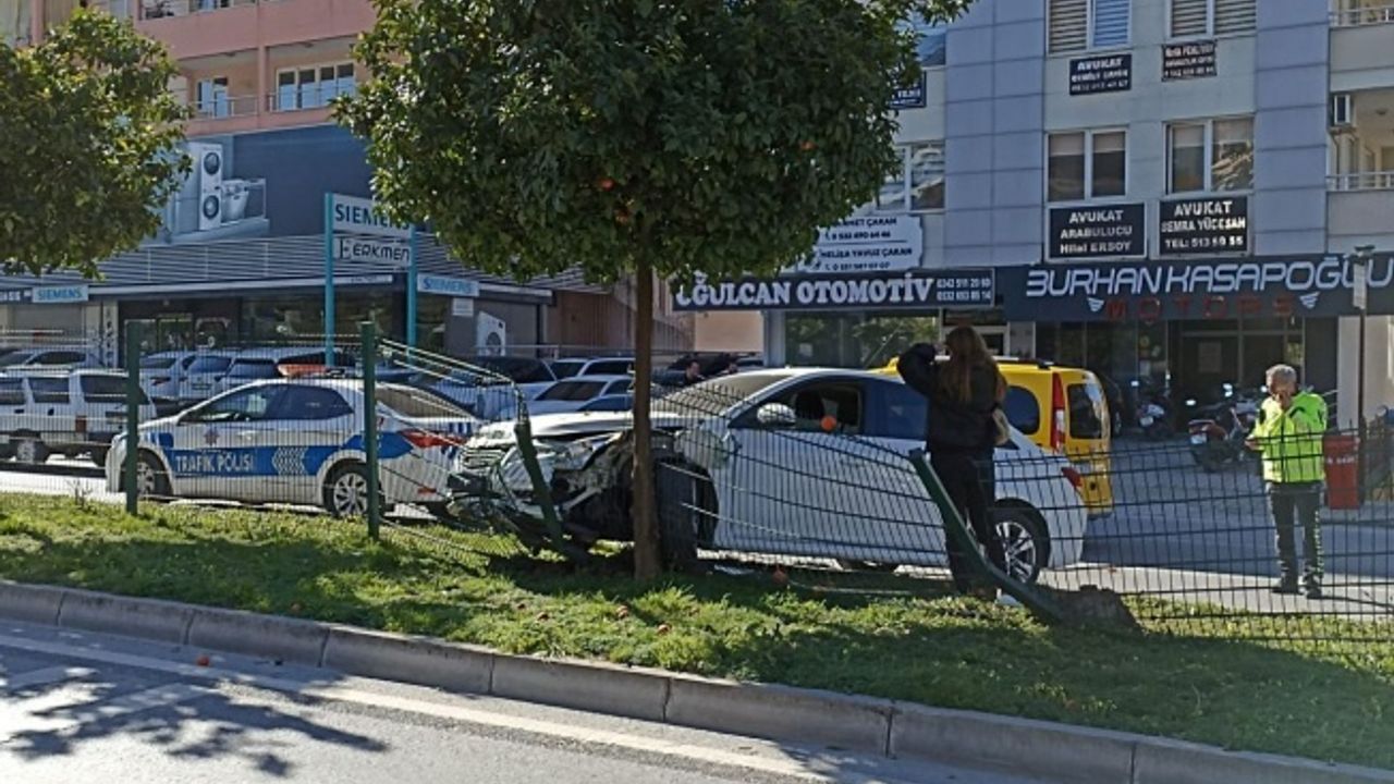 Kazada araç orta refuje çıktı