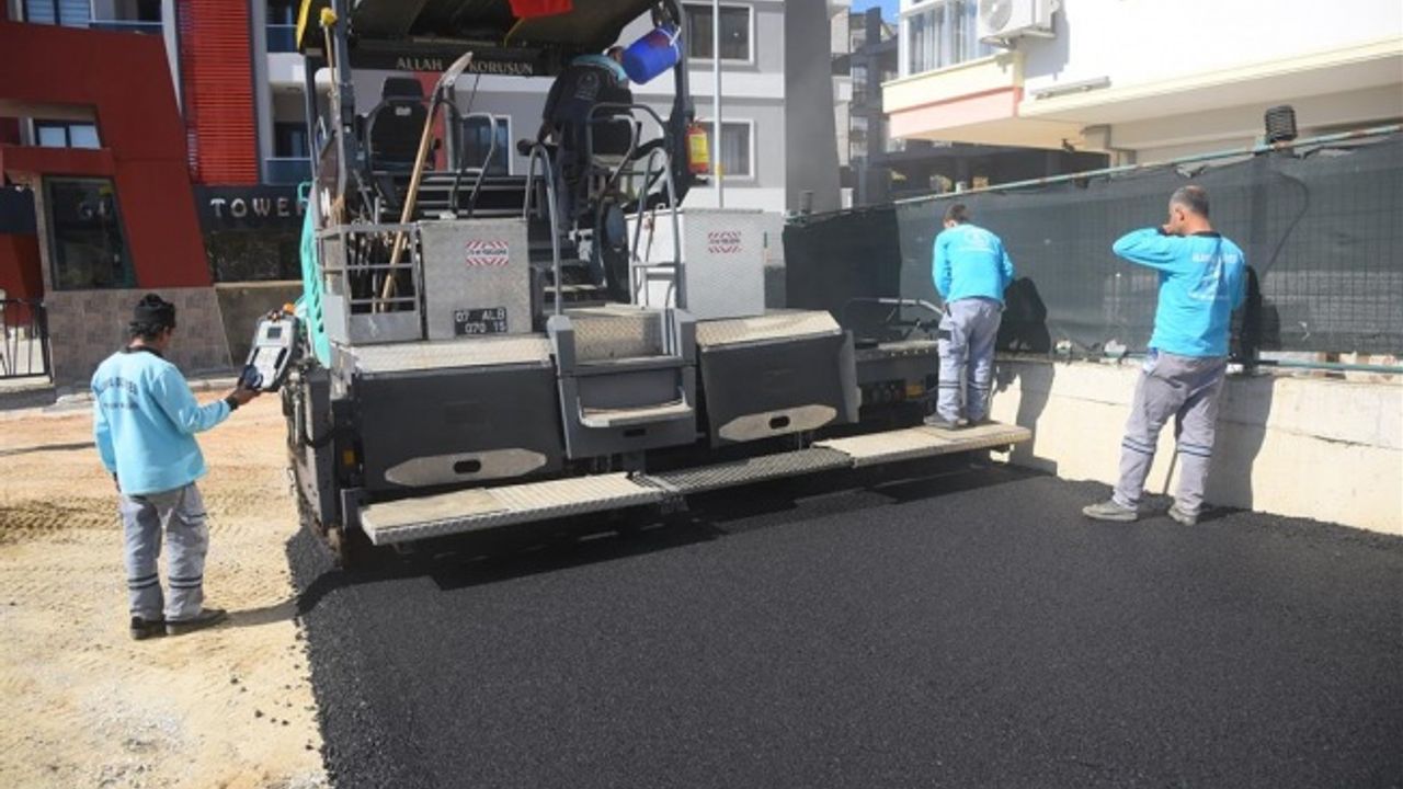 MAHMUTLAR 50.YIL OKULU ÇEVRESİNE SICAK ASFALT