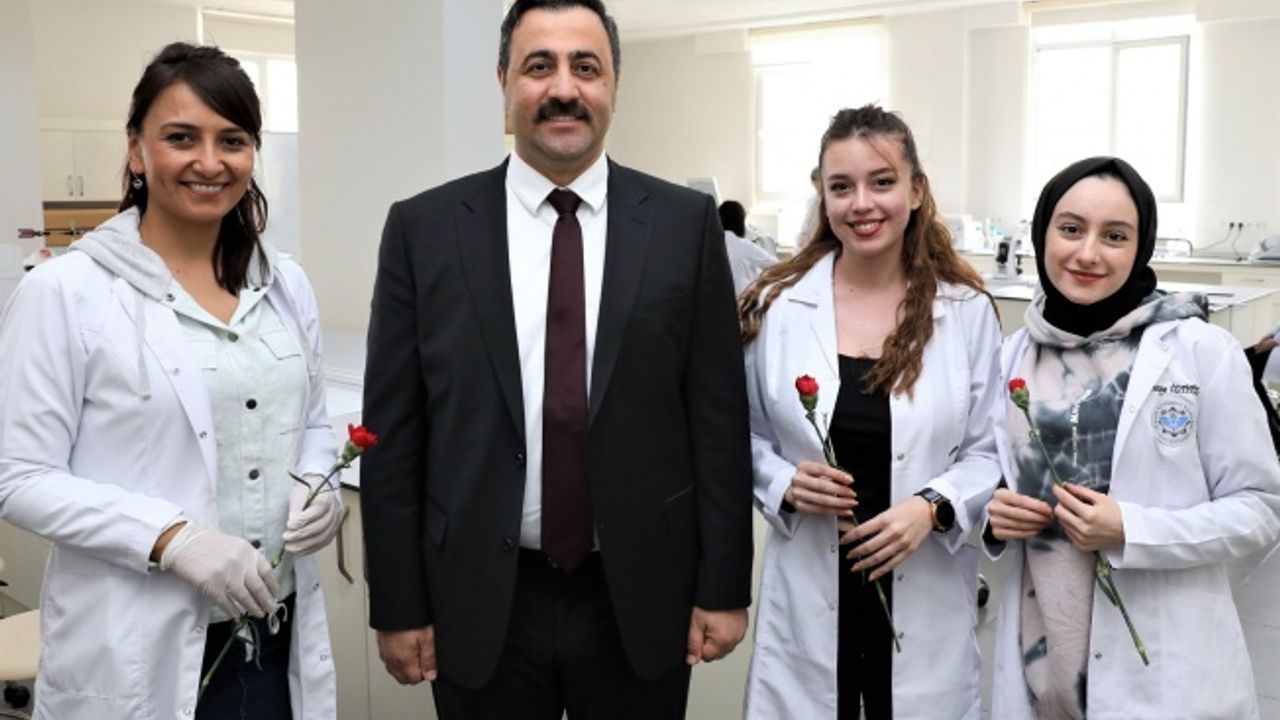 REKTÖR KALAN, ALKÜ’DE KADINLARA KARANFİL VERDİ