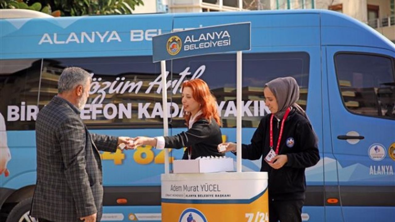 ALANYA BELEDİYESİ PAZAR YERİ VE CAMİLERDE VATANDAŞLARA LOKUM DAĞITTI