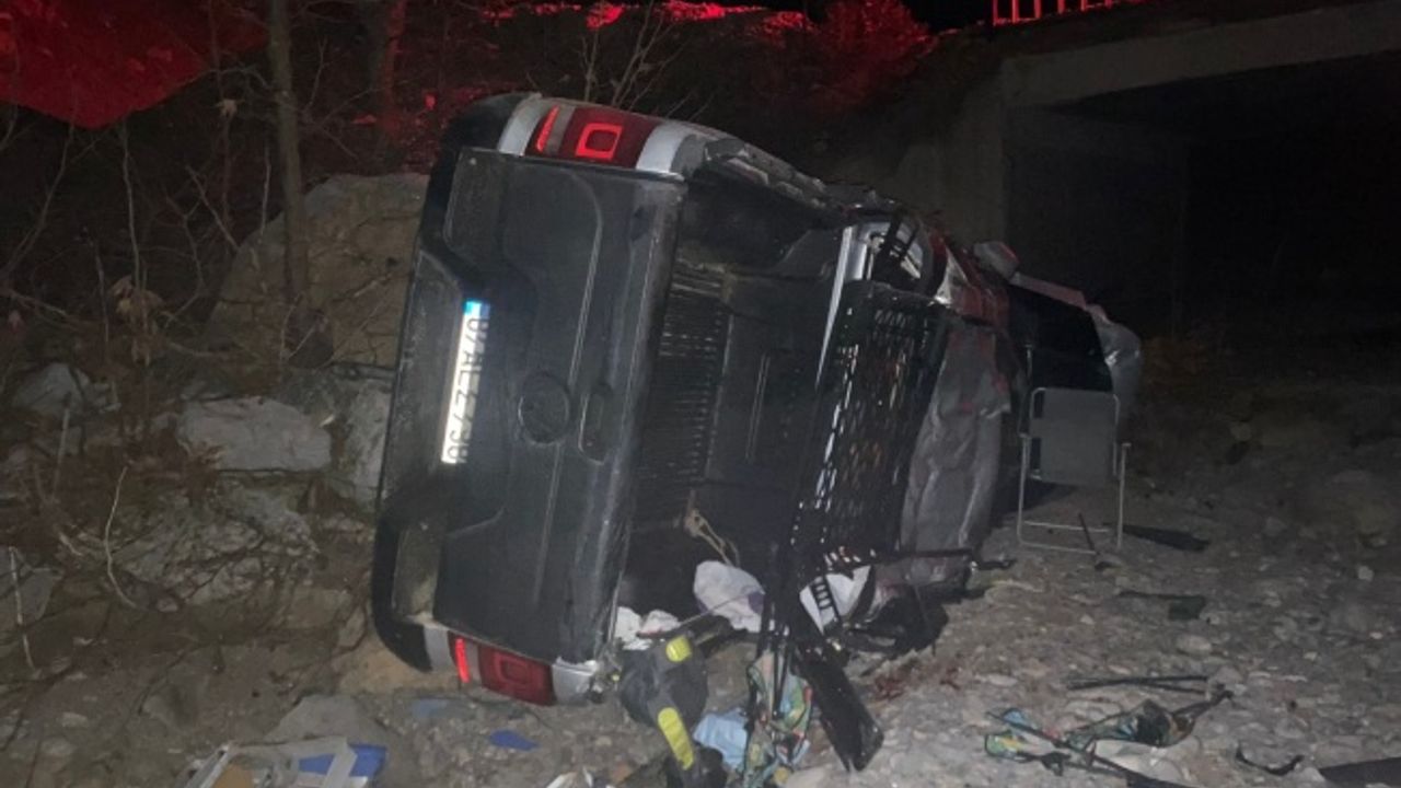 Alanya'da kamyonetin dereye yuvarlandığı kazada 5 kişi yaralandı