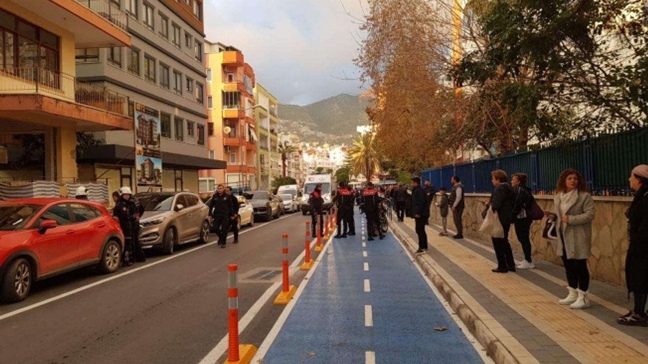 Alanya’da bir genç intihar için ikinci kez çatıya çıktı