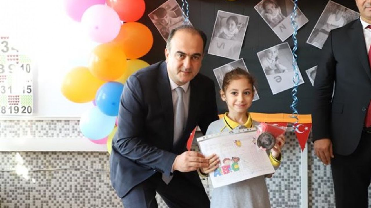 BAŞKAN YARDIMCISI ALAETTİNOĞLU ÖĞRENCİLERİN KARNE HEYECANINA ORTAK OLDU